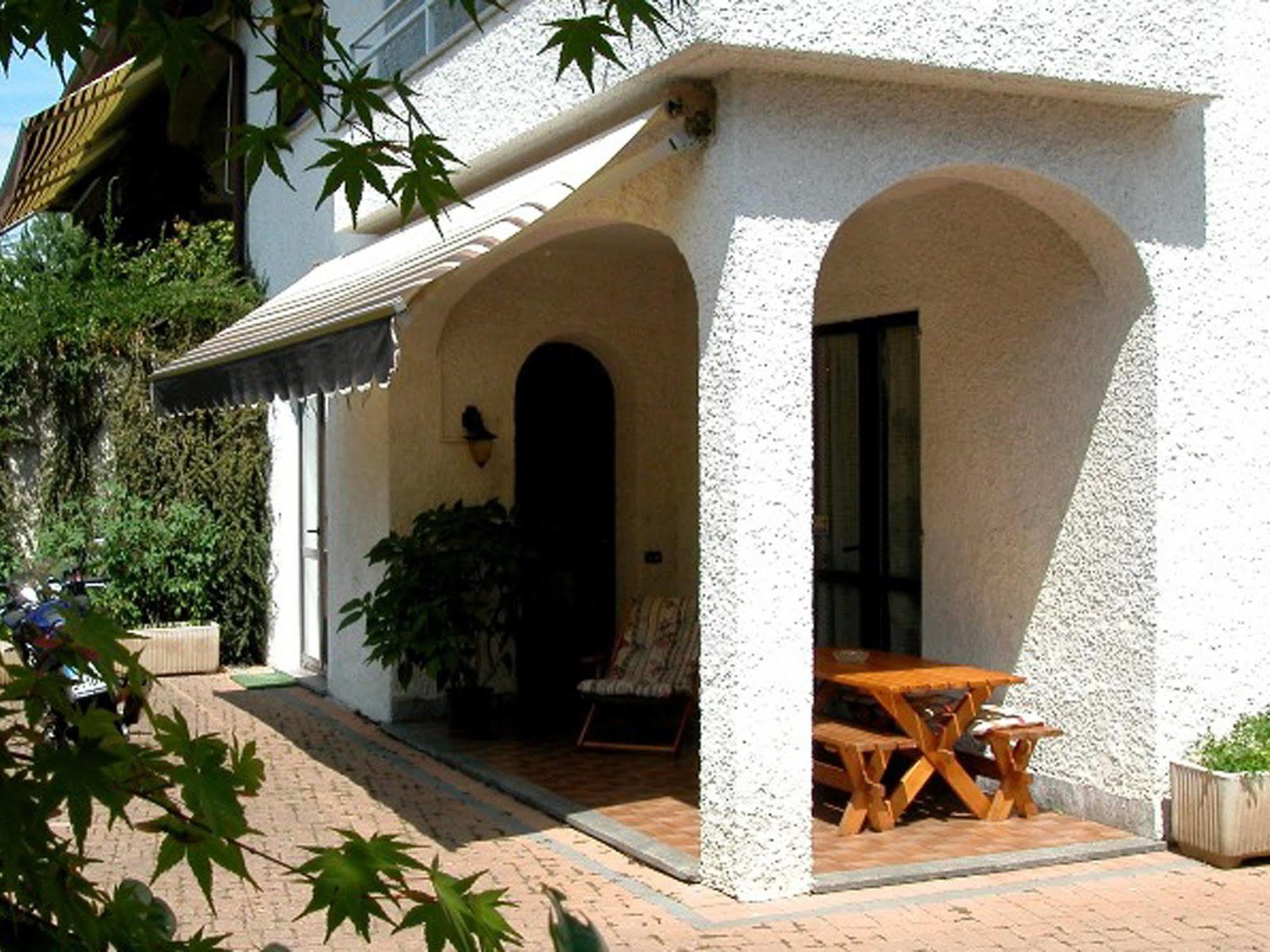 B&B Villa Monterosa Con Piscina Castronno ภายนอก รูปภาพ
